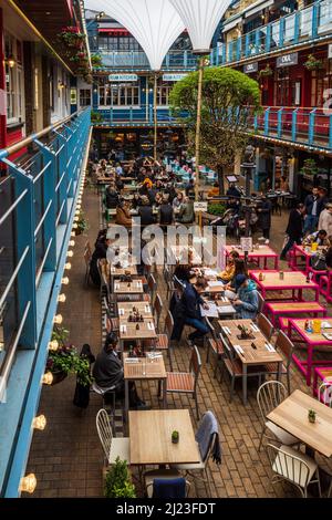 Kingly Court Carnaby Street London - una destinazione all'aperto a tre piani appena fuori dalla famosa Carnaby St Foto Stock