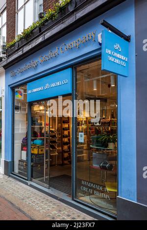 Cambridge Satchel Company Shop su Carnaby Street nel West End di Londra. La Cambridge Satchel Company è stata fondata a Cambridge nel 2008. Foto Stock