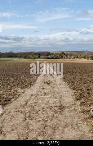 Un percorso attraverso un campo arato in Sussex rurale Foto Stock