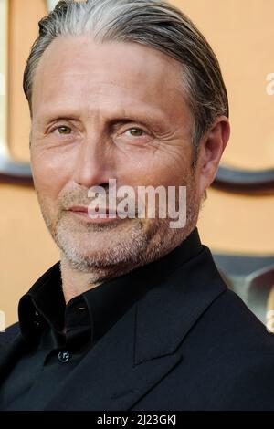 Londra, Regno Unito. 29th Mar 2022. Mads Mikkelsen partecipa alla prima mondiale delle bestie fantastiche: I segreti di Dumbledore Martedì, 29 marzo 2022 al Royal Festival Hall Credit: Julie Edwards/Alamy Live News Foto Stock