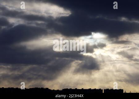 Tempesta cielo sopra gli edifici della città coperto di scure cumuli nuvole prima della pioggia. Paesaggio urbano in giornata colma, sfondo per il tempo tempestoso Foto Stock