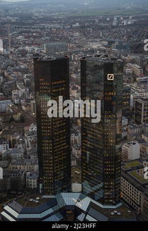 Francoforte sul meno Germania 28 febbraio 2020 veduta aerea della città al tramonto e Deutsche Bank dal ponte di osservazione Foto Stock