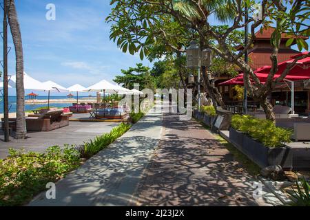 Vista sul sentiero di Sanur Beach e sulla Starfish Beach Lounge presso il Griya Santrian Hotel a Sanur, Bali, Indonesia. Foto Stock