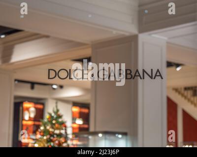 Zurigo, Svizzera - 30 dicembre 2021: Simbolo del marchio di moda Dolce Gabbana sulle vetrine del negozio in Svizzera, con decorazione natalizia i Foto Stock