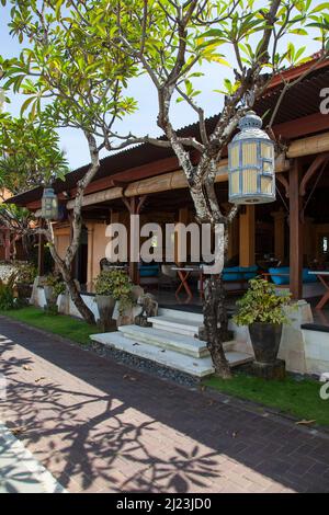 Vista dello Starfish Beach Lounge al Griya Santrian Hotel a Sanur, Bali, Indonesia. Foto Stock