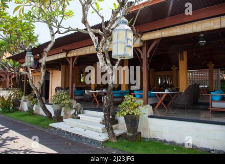 Vista dello Starfish Beach Lounge al Griya Santrian Hotel a Sanur, Bali, Indonesia. Foto Stock