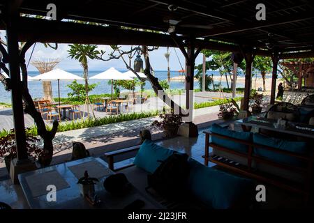 Vista dello Starfish Beach Lounge al Griya Santrian Hotel a Sanur, Bali, Indonesia. Foto Stock