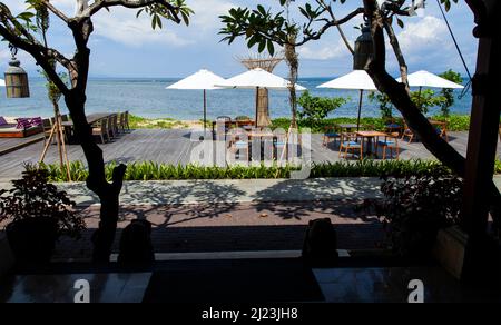 Vista dello Starfish Beach Lounge al Griya Santrian Hotel a Sanur, Bali, Indonesia. Foto Stock