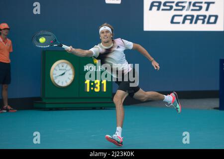 Alexander Zverev (GER) ha sconfitto Thanasi Kokkinakis (AUS) 6-4, 6-4, al Miami Open in corso di disputata all'Hard Rock Stadium di Miami Gardens, Florida il 29 marzo 2022: © Karla Kinne/Tennisclix/CSM Foto Stock