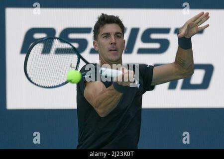 Thanasi Kokkinakis (AUS) è stato sconfitto da Alexander Zverev (GER) 4-6, 4-6, al Miami Open in corso di disputata all'Hard Rock Stadium di Miami Gardens, Florida il 29 marzo 2022: © Karla Kinne/Tennisclix/CSM Foto Stock