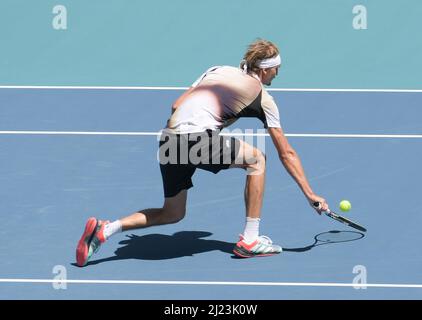 Alexander Zverev (GER) ha sconfitto Thanasi Kokkinakis (AUS) 6-4, 6-4, al Miami Open in corso di disputata all'Hard Rock Stadium di Miami Gardens, Florida il 29 marzo 2022: © Karla Kinne/Tennisclix/CSM Foto Stock