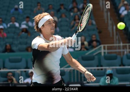 Alexander Zverev (GER) ha sconfitto Thanasi Kokkinakis (AUS) 6-4, 6-4, al Miami Open in corso di disputata all'Hard Rock Stadium di Miami Gardens, Florida il 29 marzo 2022: © Karla Kinne/Tennisclix/CSM Foto Stock