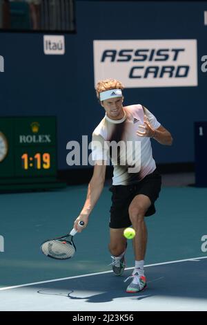 Alexander Zverev (GER) ha sconfitto Thanasi Kokkinakis (AUS) 6-4, 6-4, al Miami Open in corso di disputata all'Hard Rock Stadium di Miami Gardens, Florida il 29 marzo 2022: © Karla Kinne/Tennisclix/CSM Foto Stock