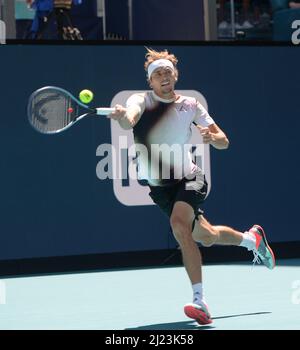 Alexander Zverev (GER) ha sconfitto Thanasi Kokkinakis (AUS) 6-4, 6-4, al Miami Open in corso di disputata all'Hard Rock Stadium di Miami Gardens, Florida il 29 marzo 2022: © Karla Kinne/Tennisclix/CSM Foto Stock