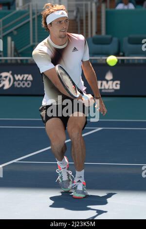 Alexander Zverev (GER) ha sconfitto Thanasi Kokkinakis (AUS) 6-4, 6-4, al Miami Open in corso di disputata all'Hard Rock Stadium di Miami Gardens, Florida il 29 marzo 2022: © Karla Kinne/Tennisclix/CSM Foto Stock