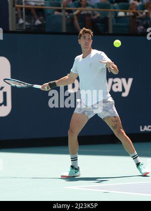 Thanasi Kokkinakis (AUS) è stato sconfitto da Alexander Zverev (GER) 4-6, 4-6, al Miami Open in corso di disputata all'Hard Rock Stadium di Miami Gardens, Florida il 29 marzo 2022: © Karla Kinne/Tennisclix/CSM Foto Stock