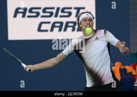 Alexander Zverev (GER) ha sconfitto Thanasi Kokkinakis (AUS) 6-4, 6-4, al Miami Open in corso di disputata all'Hard Rock Stadium di Miami Gardens, Florida il 29 marzo 2022: © Karla Kinne/Tennisclix/CSM Foto Stock