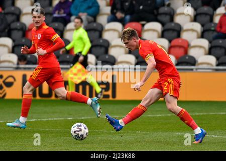 Newport, Galles. 29 marzo 2022. Finley Stevens of Wales U21 in azione durante la partita UEFA European Under-21 Championship Qualifier Group e tra il Galles U21 e la Bulgaria U21 alla Rodney Parade di Newport, Galles, Regno Unito, il 29 marzo 2022. Credit: Duncan Thomas/Majestic Media. Foto Stock