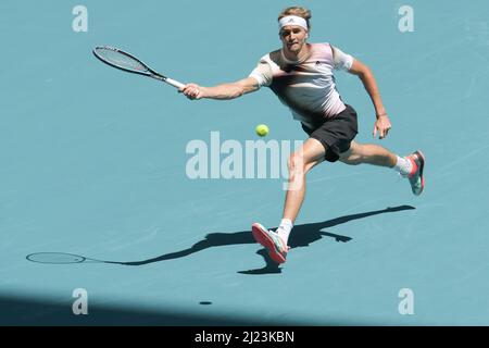 Alexander Zverev (GER) ha sconfitto Thanasi Kokkinakis (AUS) 6-4, 6-4, al Miami Open in corso di disputata all'Hard Rock Stadium di Miami Gardens, Florida il 29 marzo 2022: © Karla Kinne/Tennisclix/CSM Foto Stock