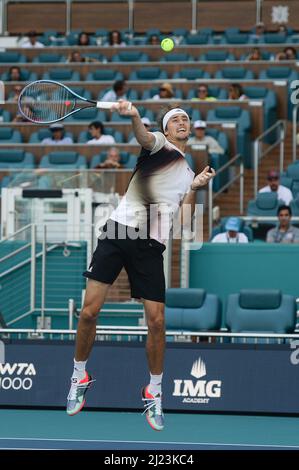 Alexander Zverev (GER) ha sconfitto Thanasi Kokkinakis (AUS) 6-4, 6-4, al Miami Open in corso di disputata all'Hard Rock Stadium di Miami Gardens, Florida il 29 marzo 2022: © Karla Kinne/Tennisclix/CSM Foto Stock