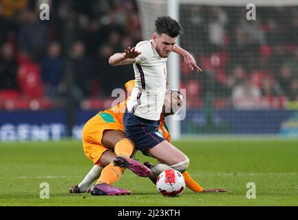 Sebastien Haller della Costa d'Avorio (a sinistra) e Declan Rice dell'Inghilterra combattono per la palla durante la partita internazionale al Wembley Stadium di Londra. Data foto: Martedì 29 marzo 2022. Foto Stock