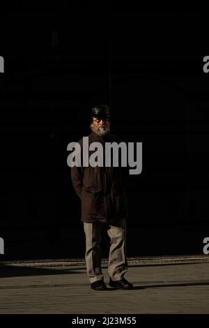 MOSCA, RUSSIA - MARZO 15 2022: Un uomo anziano che indossa una berretto si alza fuori in una giornata di sole Foto Stock