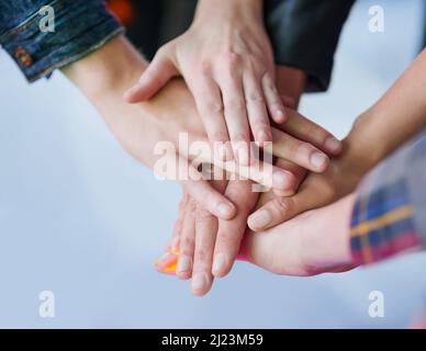 Fare un patto per rimanere amici per sempre. Colpo di un gruppo di amici non identificabili che fanno un patto mettendo le loro mani in un mucchio. Foto Stock