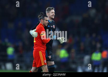 Cardiff, Regno Unito. 29th Mar 2022. Gareth Bale of Wales si congratula con Wayne Hennessey, portiere del Galles, che ha vinto il suo berretto del Galles del 100th dopo la partita. Galles / Repubblica Ceca, partita internazionale di calcio amichevole per l'appello umanitario DEC Ucraina allo stadio cittadino di Cardiff, nel Galles del Sud, martedì 29th marzo 2022. Solo per uso editoriale. pic by Andrew Orchard/Andrew Orchard SPORTS photography/Alamy Live News Credit: Andrew Orchard SPORTS photography/Alamy Live News Foto Stock