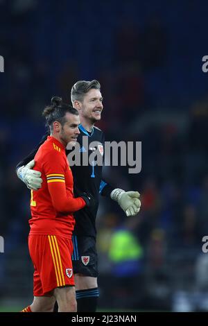 Cardiff, Regno Unito. 29th Mar 2022. Gareth Bale of Wales si congratula con Wayne Hennessey, portiere del Galles, che ha vinto il suo berretto del Galles del 100th dopo la partita. Galles / Repubblica Ceca, partita internazionale di calcio amichevole per l'appello umanitario DEC Ucraina allo stadio cittadino di Cardiff, nel Galles del Sud, martedì 29th marzo 2022. Solo per uso editoriale. pic by Andrew Orchard/Andrew Orchard SPORTS photography/Alamy Live News Credit: Andrew Orchard SPORTS photography/Alamy Live News Foto Stock