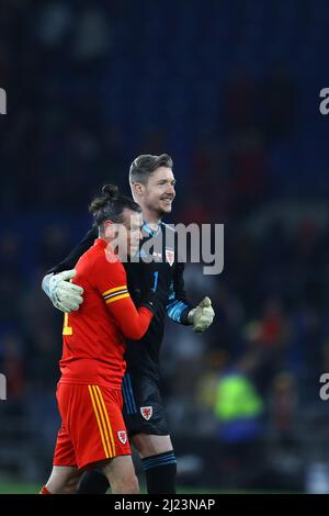 Cardiff, Regno Unito. 29th Mar 2022. Gareth Bale of Wales si congratula con Wayne Hennessey, portiere del Galles, che ha vinto il suo berretto del Galles del 100th dopo la partita. Galles / Repubblica Ceca, partita internazionale di calcio amichevole per l'appello umanitario DEC Ucraina allo stadio cittadino di Cardiff, nel Galles del Sud, martedì 29th marzo 2022. Solo per uso editoriale. pic by Andrew Orchard/Andrew Orchard SPORTS photography/Alamy Live News Credit: Andrew Orchard SPORTS photography/Alamy Live News Foto Stock