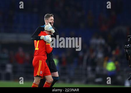 Cardiff, Regno Unito. 29th Mar 2022. Gareth Bale of Wales si congratula con Wayne Hennessey, portiere del Galles, che ha vinto il suo berretto del Galles del 100th dopo la partita. Galles / Repubblica Ceca, partita internazionale di calcio amichevole per l'appello umanitario DEC Ucraina allo stadio cittadino di Cardiff, nel Galles del Sud, martedì 29th marzo 2022. Solo per uso editoriale. pic by Andrew Orchard/Andrew Orchard SPORTS photography/Alamy Live News Credit: Andrew Orchard SPORTS photography/Alamy Live News Foto Stock