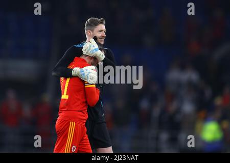 Cardiff, Regno Unito. 29th Mar 2022. Gareth Bale of Wales si congratula con Wayne Hennessey, portiere del Galles, che ha vinto il suo berretto del Galles del 100th dopo la partita. Galles / Repubblica Ceca, partita internazionale di calcio amichevole per l'appello umanitario DEC Ucraina allo stadio cittadino di Cardiff, nel Galles del Sud, martedì 29th marzo 2022. Solo per uso editoriale. pic by Andrew Orchard/Andrew Orchard SPORTS photography/Alamy Live News Credit: Andrew Orchard SPORTS photography/Alamy Live News Foto Stock