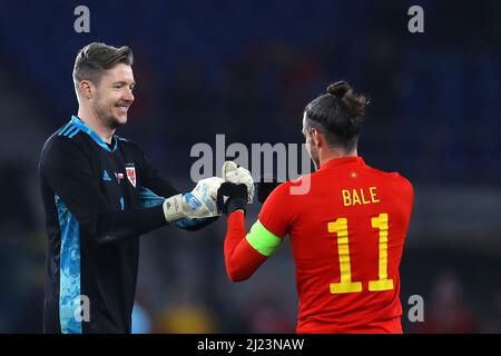 Cardiff, Regno Unito. 29th Mar 2022. Gareth Bale of Wales si congratula con Wayne Hennessey, portiere del Galles, che ha vinto il suo berretto del Galles del 100th dopo la partita. Galles / Repubblica Ceca, partita internazionale di calcio amichevole per l'appello umanitario DEC Ucraina allo stadio cittadino di Cardiff, nel Galles del Sud, martedì 29th marzo 2022. Solo per uso editoriale. pic by Andrew Orchard/Andrew Orchard SPORTS photography/Alamy Live News Credit: Andrew Orchard SPORTS photography/Alamy Live News Foto Stock