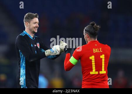 Cardiff, Regno Unito. 29th Mar 2022. Gareth Bale of Wales si congratula con Wayne Hennessey, portiere del Galles, che ha vinto il suo berretto del Galles del 100th dopo la partita. Galles / Repubblica Ceca, partita internazionale di calcio amichevole per l'appello umanitario DEC Ucraina allo stadio cittadino di Cardiff, nel Galles del Sud, martedì 29th marzo 2022. Solo per uso editoriale. pic by Andrew Orchard/Andrew Orchard SPORTS photography/Alamy Live News Credit: Andrew Orchard SPORTS photography/Alamy Live News Foto Stock