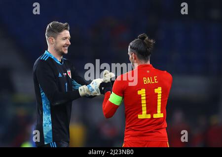 Cardiff, Regno Unito. 29th Mar 2022. Gareth Bale of Wales si congratula con Wayne Hennessey, portiere del Galles, che ha vinto il suo berretto del Galles del 100th dopo la partita. Galles / Repubblica Ceca, partita internazionale di calcio amichevole per l'appello umanitario DEC Ucraina allo stadio cittadino di Cardiff, nel Galles del Sud, martedì 29th marzo 2022. Solo per uso editoriale. pic by Andrew Orchard/Andrew Orchard SPORTS photography/Alamy Live News Credit: Andrew Orchard SPORTS photography/Alamy Live News Foto Stock