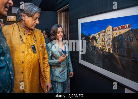 New Delhi, India. 29th Mar 2022. Avantika Meble (R) visto con il politico indiano Shashi Tharoor (L) durante un'anteprima della sua mostra fotografica, 'Ukraine Untold (glimpse)' a Open Palm Court, India Habitat Center, Nuova Delhi. Credit: SOPA Images Limited/Alamy Live News Foto Stock