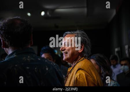 New Delhi, India. 29th Mar 2022. Shashi Tharoor politico indiano visto durante un'anteprima della mostra fotografica, 'Ukraine Untold (glimpse)' memorie da fotografo di viaggio, Avantika Meble a Open Palm Court, India Habitat Center, Nuova Delhi. Credit: SOPA Images Limited/Alamy Live News Foto Stock
