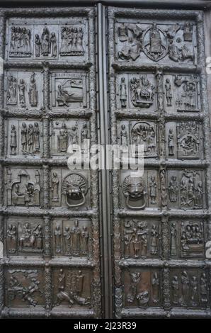 NOVGOROD VELIKY, RUSSIA - MAGGIO 02: Famose porte d'ingresso ovest in bronzo della Cattedrale di Santa Sofia a Veliky Novgorod il 02 Maggio 2013. È stato fatto a Magdeburg Foto Stock