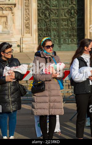 Un colpo verticale di madri con ragazze in manifestazione di protesta contro la guerra in Ucraina a Milano, Italia Foto Stock