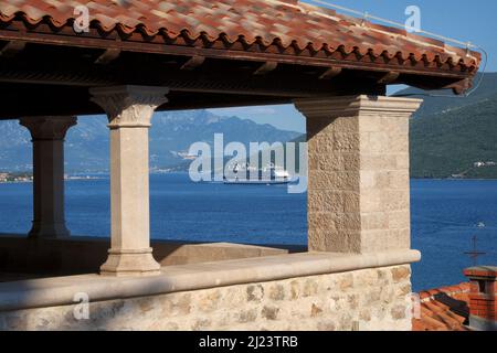 HERCEG NOVI, MONTENEGRO - 21 LUGLIO 2016: Nave da crociera celebrità Millennium che naviga nelle acque di Bay Kotor, in primo piano la loggia del Museo Marittimo di Foto Stock
