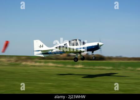 British Aerospace Bulldog 120 G-JWCM di Neil Cooper decollo per Royal Aero Club RAeC Air Race Series presso il Great Oakley Airfield, Essex, Regno Unito. Foto Stock