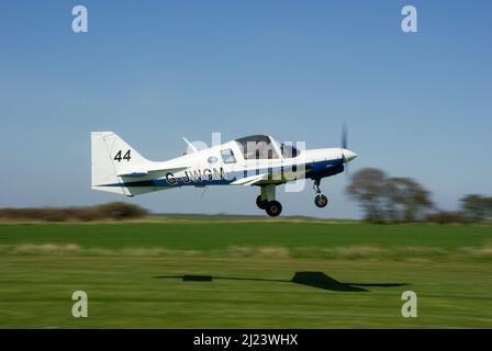 British Aerospace Bulldog 120 G-JWCM di Neil Cooper decollo per Royal Aero Club RAeC Air Race Series presso il Great Oakley Airfield, Essex, Regno Unito. Foto Stock