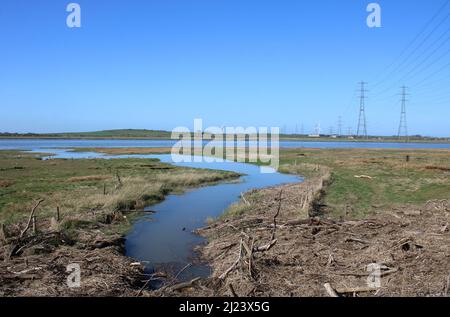 Linee elettriche e piloni nazionali di trasmissione dell'elettricità attraverso il fiume Lune a Stodday vicino Lancaster con l'alta marea nel fiume. Foto Stock