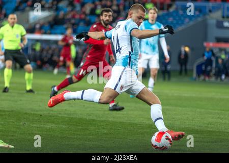 Oslo, Norvegia 29 marzo 2022, Julian Ryerson of Norway controlla la palla durante la partita internazionale amichevole tra Norvegia e Armenia allo stadio Ullevaal di Oslo, Norvegia. Credit: Nigel Waldron/Alamy Live News Foto Stock