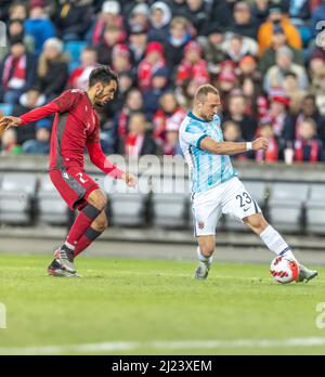 Oslo, Norvegia 29 marzo 2022, Veton Berisha di Norvegia manovra la palla durante la partita internazionale amichevole tra Norvegia e Armenia allo stadio Ullevaal di Oslo, Norvegia. Credit: Nigel Waldron/Alamy Live News Foto Stock