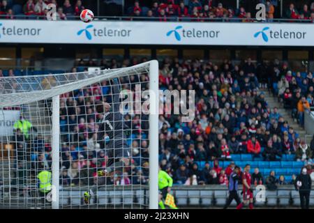 Oslo, Norvegia 29 marzo 2022, David Yurchenko di Armenia libera la palla durante la partita internazionale amichevole tra Norvegia e Armenia allo stadio Ullevaal di Oslo, Norvegia. Credit: Nigel Waldron/Alamy Live News Foto Stock