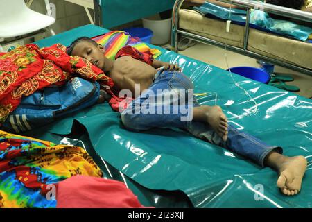 Dhaka, Bangladesh. 29th Mar 2022. Un bambino che soffre di diarrea riceve il trattamento in un ospedale. (Foto di MD Manik/SOPA Images/Sipa USA) Credit: Sipa USA/Alamy Live News Foto Stock