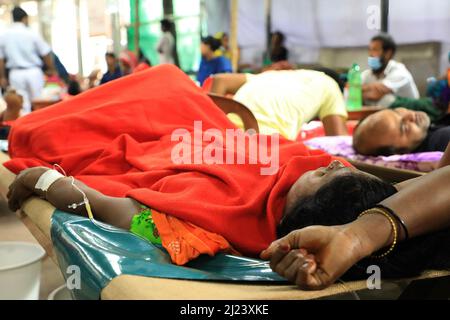 Dhaka, Bangladesh. 29th Mar 2022. Un paziente affetto da diarrea viene trattato in ospedale. (Foto di MD Manik/SOPA Images/Sipa USA) Credit: Sipa USA/Alamy Live News Foto Stock