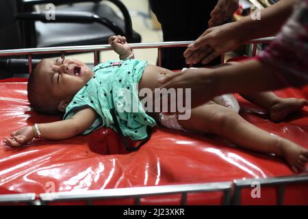 Dhaka, Bangladesh. 29th Mar 2022. Un bambino che soffre di diarrea visto piangere in un ospedale. (Foto di MD Manik/SOPA Images/Sipa USA) Credit: Sipa USA/Alamy Live News Foto Stock