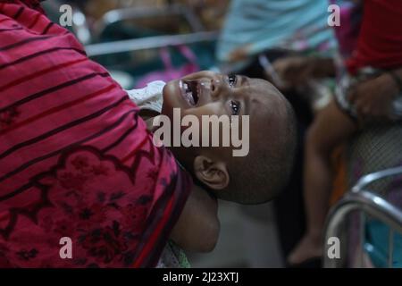 Dhaka, Bangladesh. 29th Mar 2022. Un bambino che soffre di diarrea visto piangere in un ospedale. (Foto di MD Manik/SOPA Images/Sipa USA) Credit: Sipa USA/Alamy Live News Foto Stock
